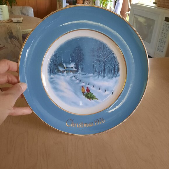 Vintage 1976 “Bringing Home the Tree” Christmas Plate - Enoch Wedgwood for AVON - Picture 1 of 8